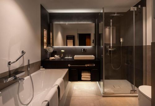 W łazience znajduje się wanna, umywalka i prysznic. w obiekcie Hotel Palace Berlin w Berlinie