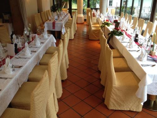Un restaurante u otro lugar para comer en Chalets Weitblick Mariasteinerhof