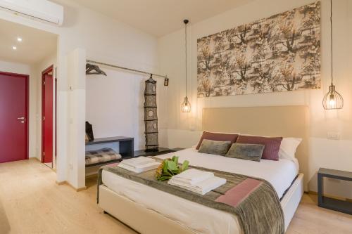 維洛納的住宿－Velluto Blu Apartment & Suite，卧室配有一张床,墙上挂着一幅大画