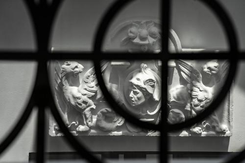 a window with a bunch of statues on a shelf at Hotel boutique Palacio de la Veracruz in Alcalá la Real