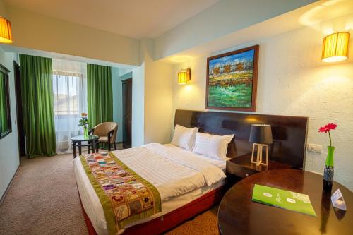 Säng eller sängar i ett rum på Avis Hotel By WS Group