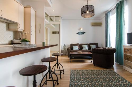 salon z barem i kanapą w obiekcie 1 bedroom 1 bathroom furnished - Chueca - bright in downtown area - MintyStay w Madrycie