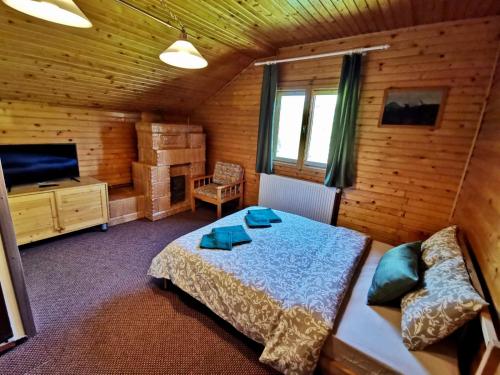 ein Schlafzimmer mit einem Bett in einem Holzzimmer in der Unterkunft Lake View in Lunca Mare