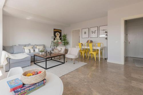 sala de estar con sofá y mesa en 1 bedroom 1 bathroom furnished - Justicia - Incredible views - MintyStay en Madrid