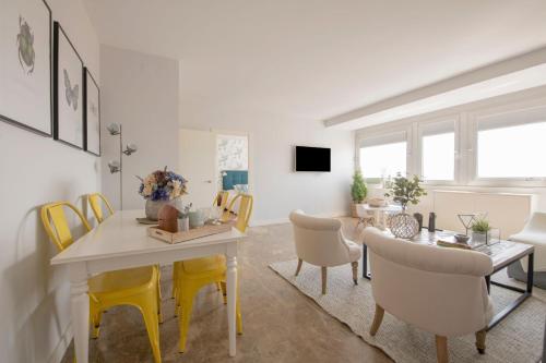 comedor con mesa y sillas amarillas en 1 bedroom 1 bathroom furnished - Justicia - Incredible views - MintyStay en Madrid