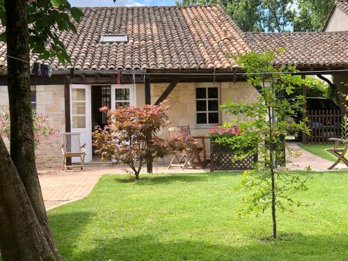 Κήπος έξω από το Domaine des Monges