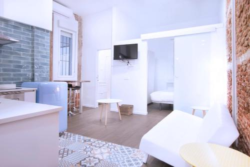 una camera con cucina e soggiorno di Fancy One-bedroom La Latina a Madrid