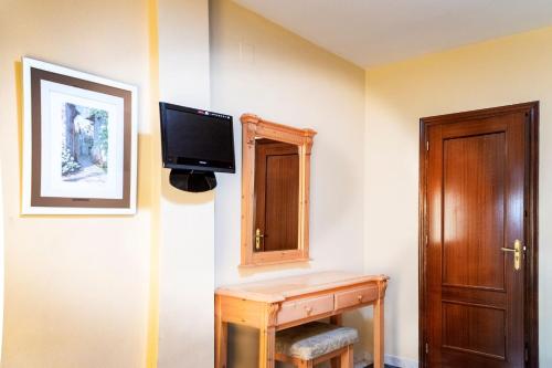 Televízia a/alebo spoločenská miestnosť v ubytovaní Hotel El Cruce Chauchina