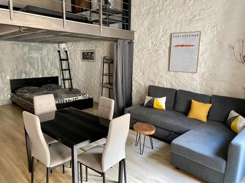 un salon avec un canapé et un lit dans l'établissement La Maison d'Alix, à l'intérieur de la Cité médiévale!, à Carcassonne