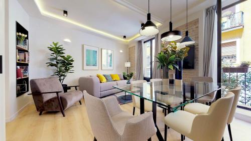 comedor y sala de estar con mesa de cristal y sillas en Modern and bright- 1Bd 1Bth- Marqués de Santa Ana, en Madrid
