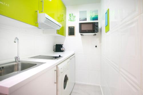cocina blanca con fregadero y microondas en 1 bedroom 1 bathroom- MintyStay - Plaza de San Idelfonso, en Madrid