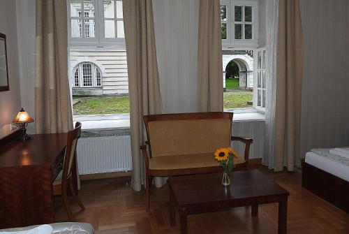 a room with a table and a chair and a window at Pokoje Gościnne Pałac w Balicach Instytut Zootechniki PIB in Balice