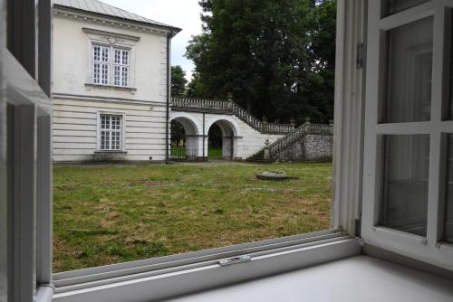 an open window with a view of a yard at Pokoje Gościnne Pałac w Balicach Instytut Zootechniki PIB in Balice