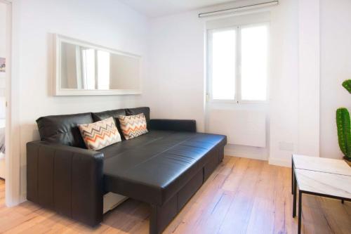 un sofá de cuero negro en la sala de estar en 1 bedroom 1 bathroom furnished - Salamanca - executive style - MintyStay, en Madrid