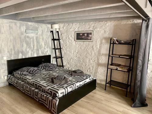 une chambre avec un lit et un parquet dans l'établissement La Maison d'Alix, à l'intérieur de la Cité médiévale!, à Carcassonne