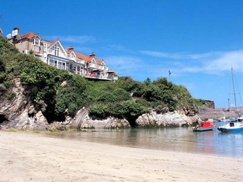 una casa en una colina con barcos en el agua en Harbour Hotel en Newquay