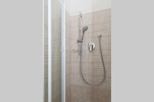 prysznic z wężem w łazience w obiekcie San Giuseppe Nido we Florencji