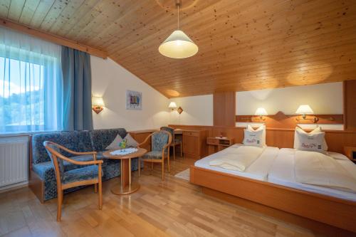 Un pat sau paturi într-o cameră la Bacherhof