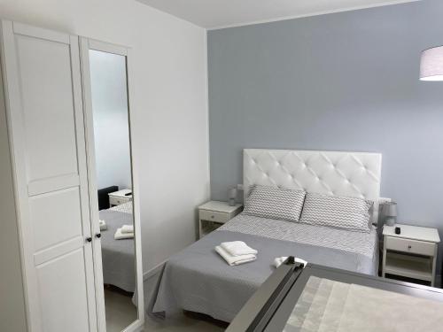 a small bedroom with a bed and a mirror at Stadio 1 - Appartamenti monolocali con bagno privato Verona in Verona
