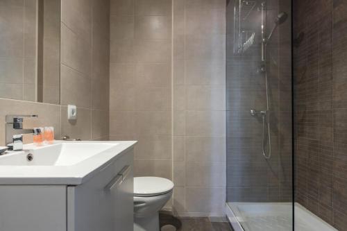 uma casa de banho com um WC, um lavatório e um chuveiro em MintyStay - Paseo de las Delicias em Madri