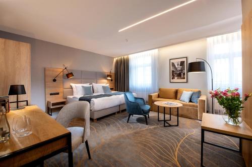 pokój hotelowy z łóżkiem i kanapą w obiekcie Hotel M29 w Krakowie