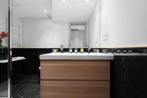 y baño con lavabo y espejo. en 2 bedrooms 1 bathroom furnished - Justicia - Executive style - MintyStay en Madrid
