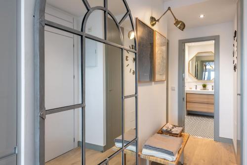 a glass pivot door in a room with a mirror at 2 bedrooms 1 bathroom furnished - Justicia - incredible views - MintyStay in Madrid