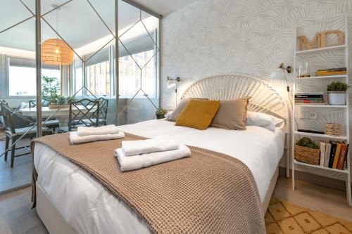een slaapkamer met een bed met twee handdoeken erop bij 2 bedrooms 1 bathroom furnished - Justicia - incredible views - MintyStay in Madrid