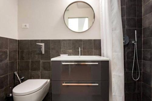 La salle de bains est pourvue d'un lavabo, de toilettes et d'un miroir. dans l'établissement Costa San Giorgio, à Florence