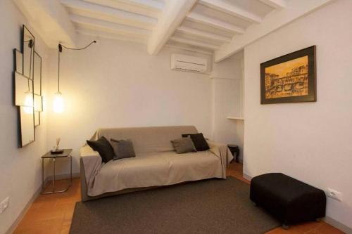 - une chambre blanche avec un lit dans l'établissement Costa San Giorgio, à Florence