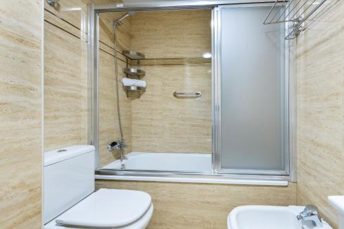 ein Bad mit einer Dusche, einem WC und einem Waschbecken in der Unterkunft Central and modern- 2 bedrooms 1 bathroom - MintyStay- Sol in Madrid