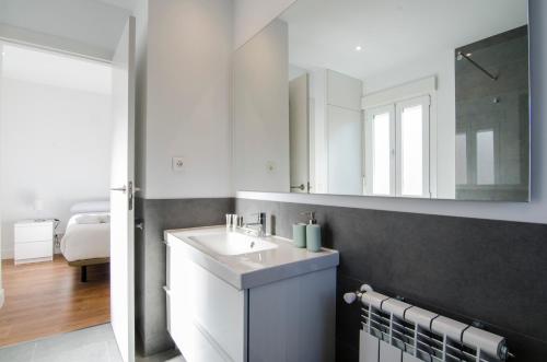 馬德里的住宿－2 bedrooms 2 bathrooms furnished - Bernabeu - Business area with terrace - Minty Stay，一间带水槽和镜子的浴室
