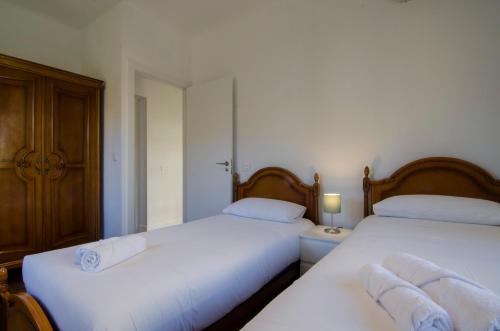 1 Schlafzimmer mit 2 Betten und weißer Bettwäsche in der Unterkunft 2 bedrooms 2 bathrooms furnished - Bernabeu - Business area with terrace - Minty Stay in Madrid