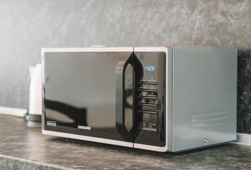 a microwave oven sitting on top of a counter at Стаи за гости ValenDa in Kirkovo