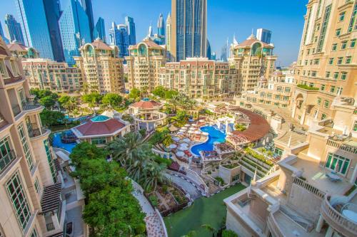 Swissôtel Al Murooj Dubai في دبي: اطلالة جوية على مدينة ذات مباني طويلة