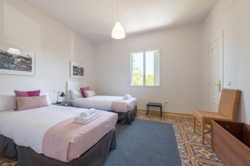 a hotel room with two beds and a tv at MintyStay - Alhelíes in Madrid