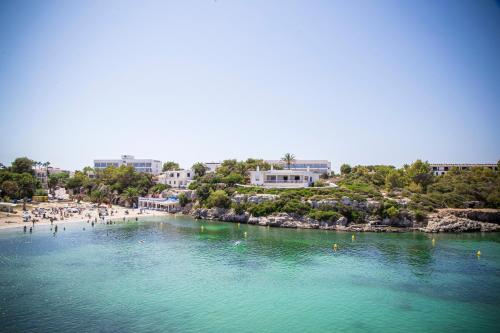 uma vista para uma praia com pessoas na água em Gran Sagitario em Ciutadella