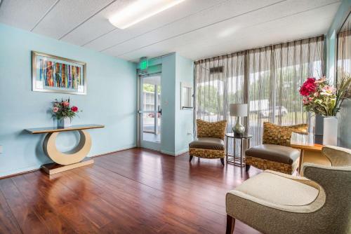 a living room with blue walls and a table and chairs at Rodeway Inn in Anderson