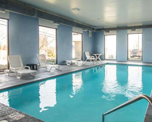 - une piscine dans une chambre d'hôtel dotée de murs et de fenêtres bleus dans l'établissement Comfort Inn & Suites, à Morganton