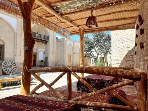 um quarto grande com uma cama num edifício em madrasah Polvon-Qori boutique hotel em Khiva