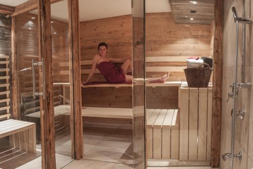 オーベルストドルフにあるAlpvilla Bietschの女性がサウナに座っている
