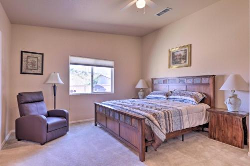 Un pat sau paturi într-o cameră la Inviting Retreat with Patio Less Than 1 Mi to Colorado River