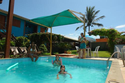 een groep vrouwen in een zwembad bij Pousada Do Sol in Conceição da Barra
