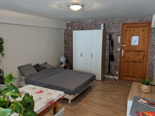 Ένα ή περισσότερα κρεβάτια σε δωμάτιο στο Studio équipé Hyper centre de Valence