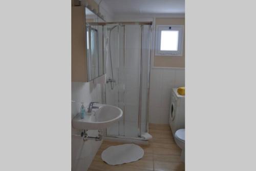 a bathroom with a sink and a toilet at Apartamento El Poril in Tías