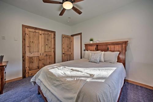 Cama o camas de una habitación en Luxury Home with Deck Explore the Catskill Mtns!