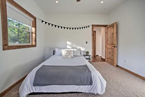 Cama o camas de una habitación en Luxury Home with Deck Explore the Catskill Mtns!