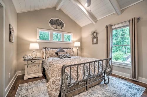 um quarto com uma cama e uma janela em Hootenanny at Horton Creek Creekside Escape! em Helen