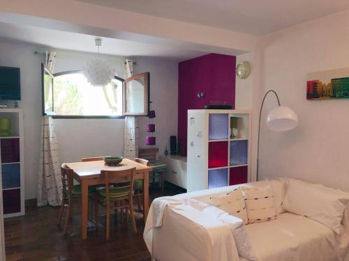 un soggiorno con un divano e un tavolo di Studio 37m2 à SAINT CYR SUR MER - Les LECQUES - Proche mer - Parking - Tout confort - Calme a Les Lecques