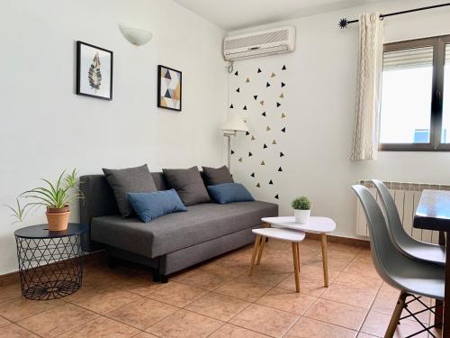 una sala de estar con un sofá y una mesa en La Calleja, en Hervás